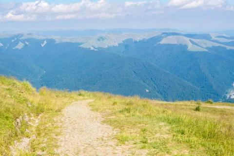 A tracking path over the mountain at Carpatians and beautiful blue sky at the Foto stock