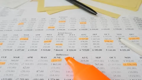 Tracking personal finances with structured budget sheet Vídeo Stock 327282819