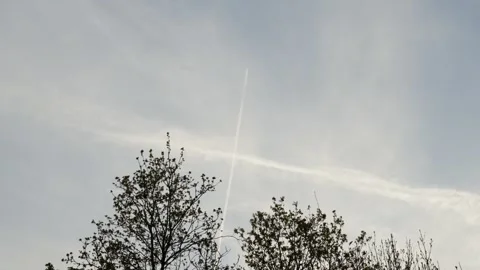 Tracking A Plane Leaving A Vapour Trail In The Sky. 4K Vídeos de archivo 274307909