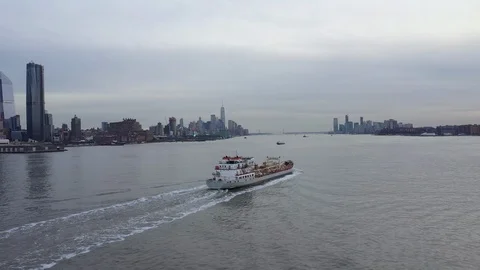 Tracking rusty cargo ship along westside highway cityscape skyline reveal 스톡 동영상 114129135