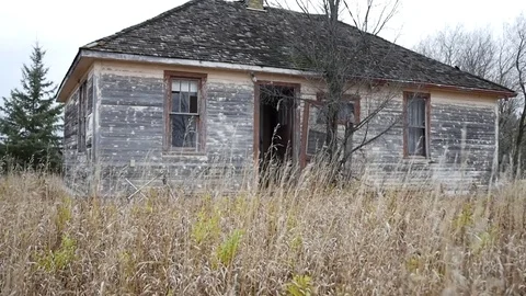 Tracking shot of an abandoned house Video stock 72632215