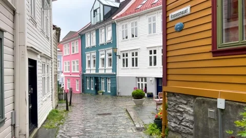 Tracking shot along quiet rainy street in Bergen historic district Vídeo Stock 331872235