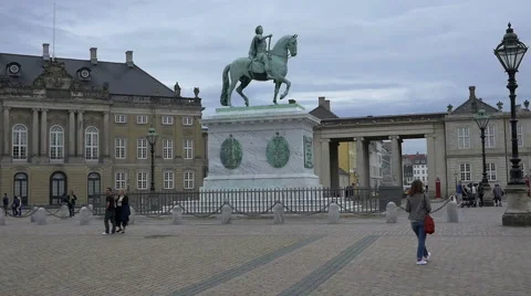 Tracking shot on Amalienborg square to King Frederik statue in copenhagen Stock-Footage 65264344