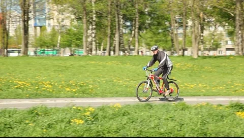 Tracking shot of the bibyclist 動画素材 5378852