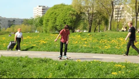 Tracking shot of the boy on skateboard Vídeo Stock 5377847