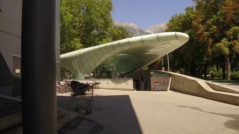 Tracking shot cable railway Zaha Hadid, Innsbruck Video stock 79995277