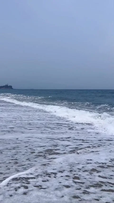 Tracking shot  cargo ship sailing through icy arctic ocean waves in misty Vidéo 333605222