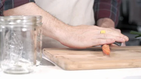 Tracking shot of chef peeling fresh carrot 库存影片 92192048