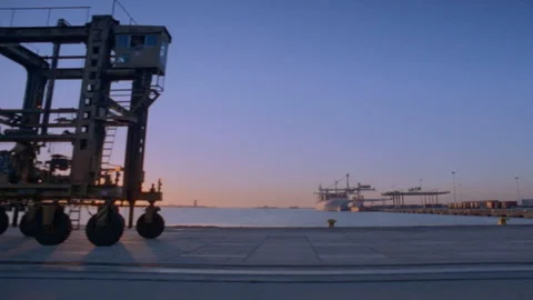 Tracking shot of a container lift on a dock Video stock 312274139