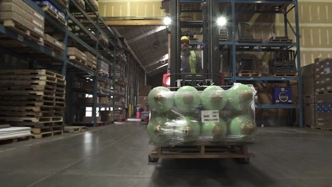 Tracking shot of a forklift driver 動画素材 76534589