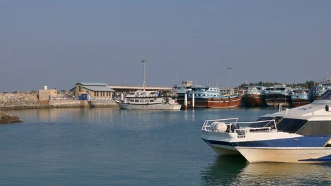 Tracking shot of Iranian launch Lenj fishing boats in harbour, strait of Hormuz 스톡 동영상 111678328