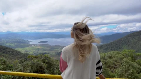 TRACKING SHOT OF LAGUNA DE LA COCHA VIEWPOINT. WOMAN AT LAKE GUAMUEZ COLOMBIA 4K Stock-Footage 251031453