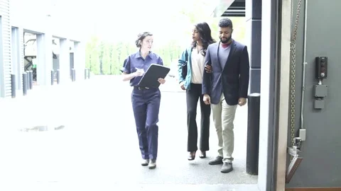 Tracking shot of a mechanic talking to clients 動画素材 76233405