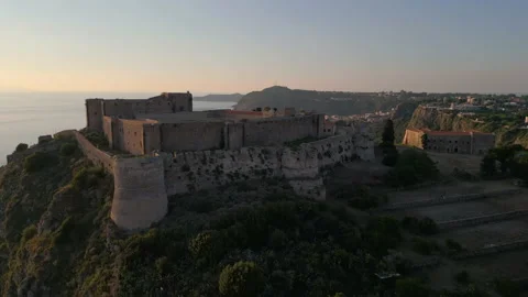 Tracking shot of Milazzo castle at sunset, Sicily - 4K 60 FPS Aerial drone 스톡 동영상 201545513