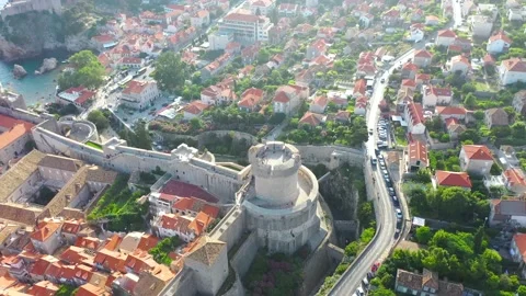 Tracking Shot Of Minceta Tower with view to Dubrovnik old town Stock-Footage 139173097