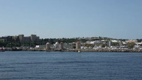 Tracking shot in motion passing Mandraki Harbor in Rhodes 2 Vídeo Stock 342977150