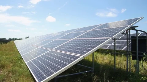 Tracking shot with movement of solar panels in a field Vídeo Stock 78042122