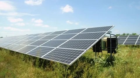 Tracking shot with movement of solar panels in a field Vídeo Stock 78042812