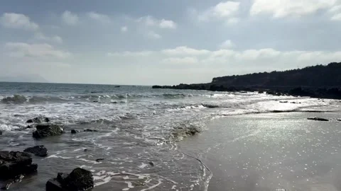 Tracking shot of ocean waves crashing on rocky shore with misty horizon in HD Vídeos de archivo 333605326