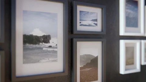 Tracking shot: pictures on the wall Vidéo 165415344