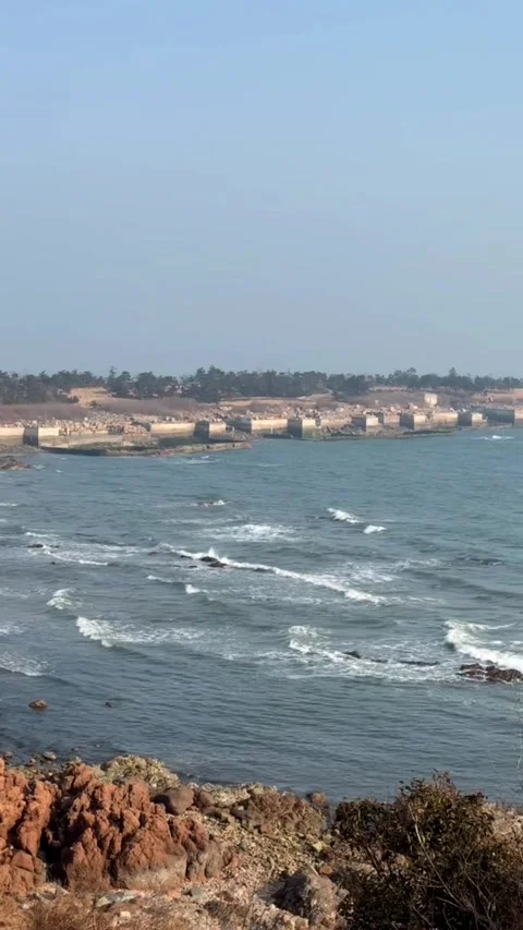 Tracking shot powerful ocean waves crashing on rocky coastline in HD Vidéo 333605224