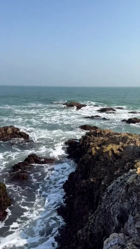 Tracking shot powerful ocean waves crashing on rocky coastline in HD Stockbeeldmateriaal 333605239