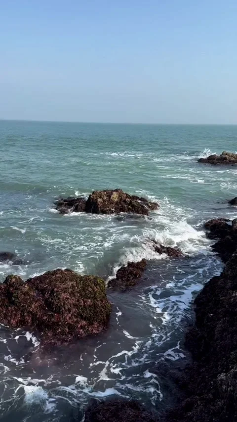 Tracking shot powerful ocean waves crashing against rocky shore in HD Vídeos de archivo 333605313