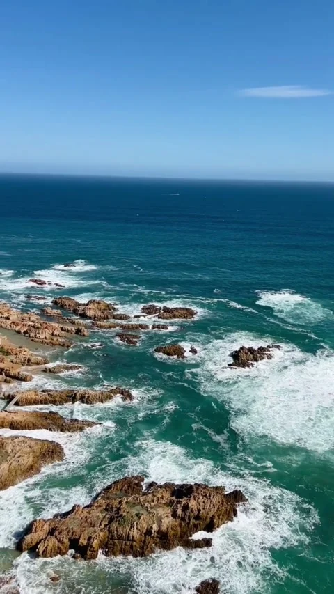 Tracking shot of powerful ocean waves crashing rocky coastline in HD Stockbeeldmateriaal 333605335