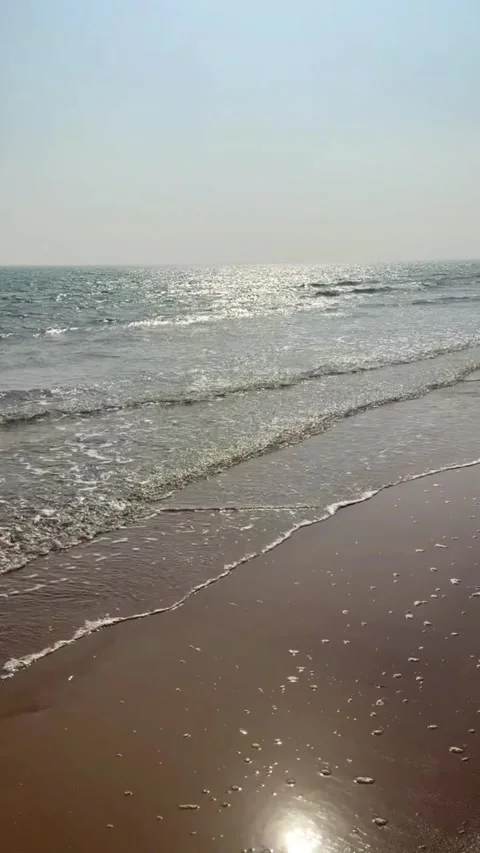 Tracking shot powerful ocean waves crashing on sandy beach in smooth motion Vidéo 333605342