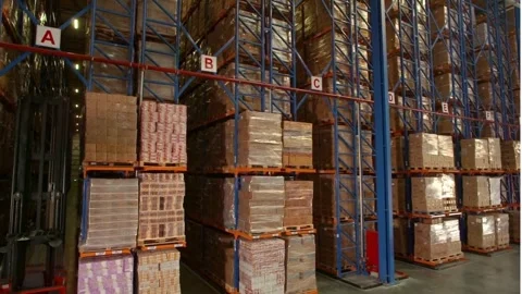 Tracking Shot in a Retail Distribution Warehouse Stockbeeldmateriaal 270494874