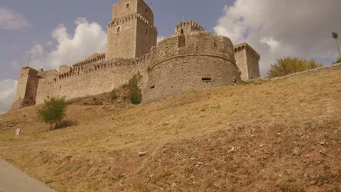 Tracking shot Rocca Maggiore, Assisi Vídeos de archivo 82123540
