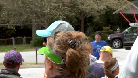 Tracking shot of runner with crowd in foreground Vidéo 194401376