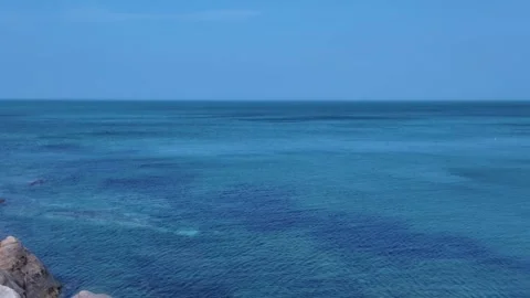 Tracking shot  serene ocean waves crashing on rocky coastline in HD Vidéo 333605092
