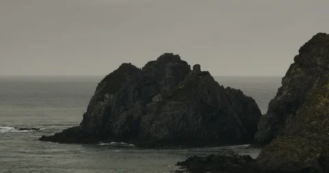 Tracking Shot of Sharp Rock Formation in New Zealand Ocean 库存影片 87104838