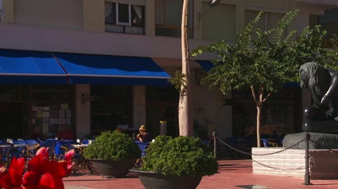 Tracking shot of sidewalk cafe Vidéo 45218210