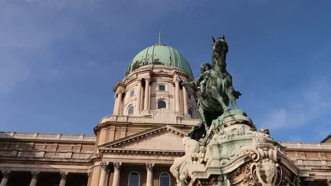 Tracking shot of statue of Eugene of Savoy in Budapest Video stock 92109960