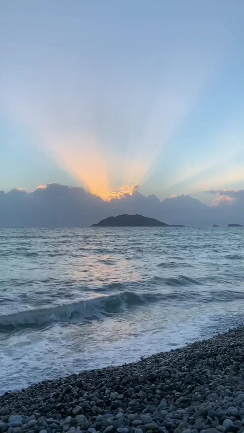 Tracking shot sunset ocean waves crashing small island sereneHD footage Vídeos de archivo 333605071
