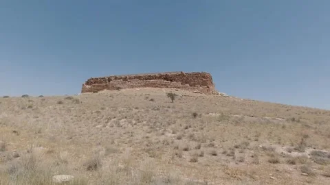 Tracking shot of Tall-e Takht fortress ruins on a hill, Pasargadae Video stock 320273902