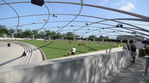Tracking shot toward a crowd on the lawn at Millenium Park in Chicago 動画素材 43129068