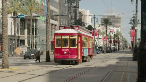 Tracking shot of a trolley car approaching on canal street in new orleans Stock-Footage 199903664
