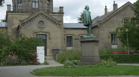Tracking shot of Tycho Brahe statue in Copenhagen botanical garden Stock Footage 65004953