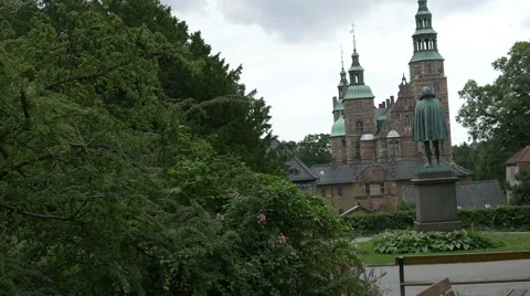 Tracking shot of Tycho Brahe statue in front of Rosenborg castle 動画素材 65005268