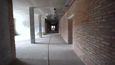 Tracking Shot of Ventilation Pipes and Brickwork in Construction Hallway Vidéo 334039956