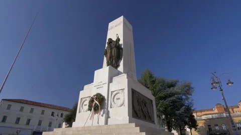 Tracking shot - War Memorial to the first world war - 4k Vídeos de archivo 99282321