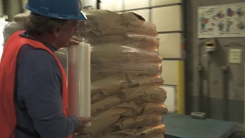 Tracking shot of a worker packaging product 動画素材 76534878