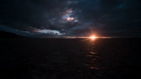 Tracking Time Lapse Desert Playa Dawn in vivid HDR Sunrise Vidéo 64335158