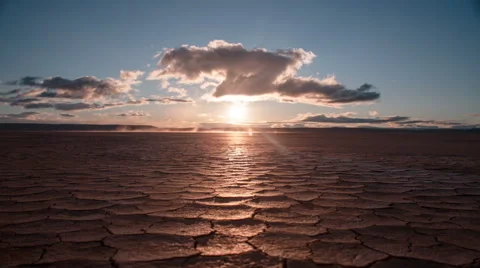 Tracking Time Lapse Desert Playa Dawn in vivid HDR Sunrise Vidéo 64463550