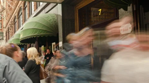 Tracking time-lapse of tourists at Buckingham Palace in London. Stock Footage 52256253