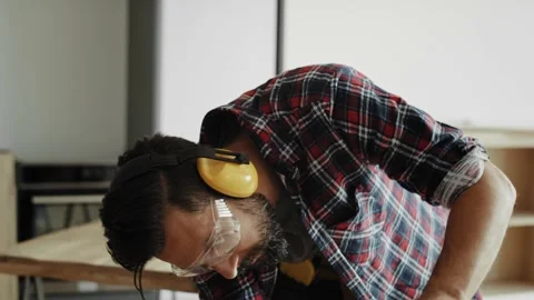 Tracking video of carpenter starting a circular saw Video stock 136724285