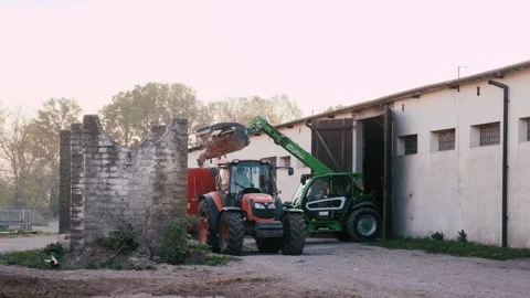 Tracktor loads compost in a trailer in the early morning. 스톡 동영상 204007265